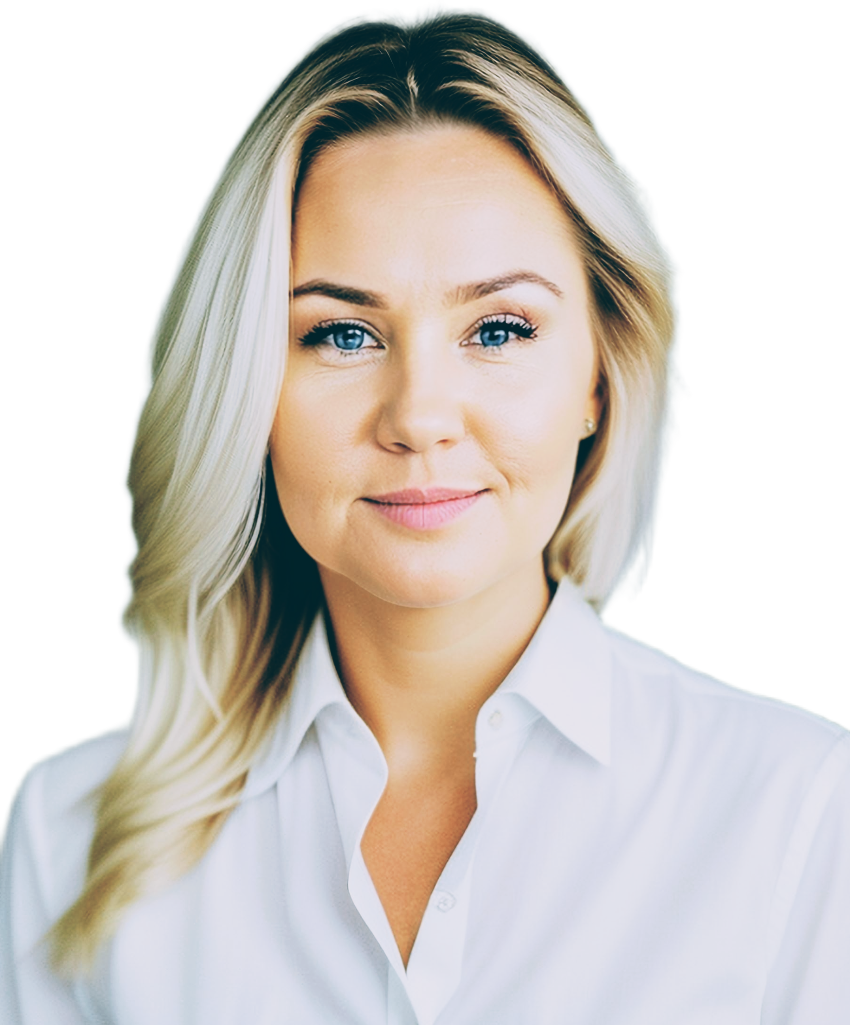 Portret studyjny uśmiechniętej młodej kobiety o blond włosach i niebieskich oczach, ubranej w białą koszulę z kołnierzykiem, patrzącej prosto w obiektyw. Tło jest przezroczyste.